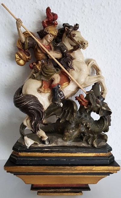 San Jorge, escultura realista de piedra y con base de madera. 25