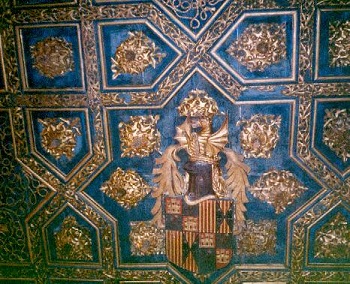 Cimera de los reyes de Aragón en la Aljaferia.