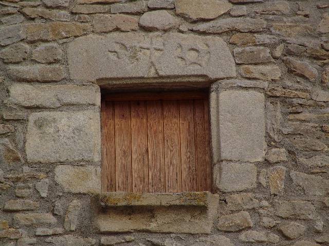 Window lintel in Ejep