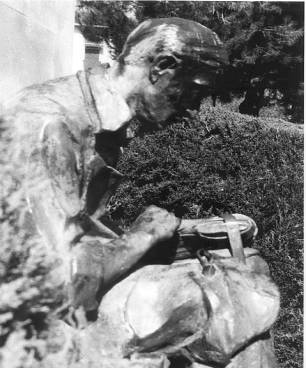 Escultura del zapatero artesanal del Parque del Zapatero de Brea de Aragón. Escultura del zapatero artesanal del Parque del Zapatero de Brea de Aragón.