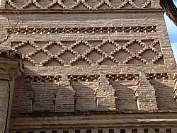 Détail des briques de l'église de Monzalbarba